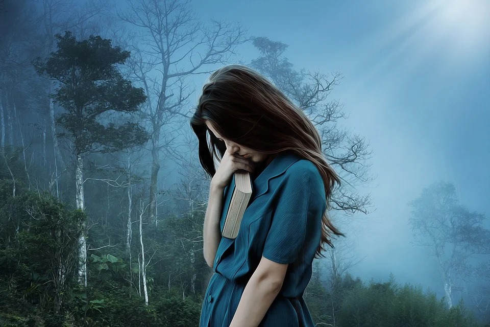 للحب روايات أخرى صورة امراة حزينة وسط الاشجار للتعبير عن الفراق والوحدة